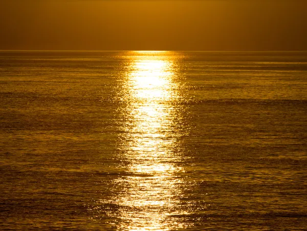 Wschód słońca i słońca nad morzem — Zdjęcie stockowe