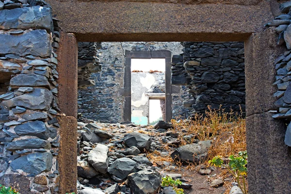 The walls ruins of a house — Stock Photo, Image