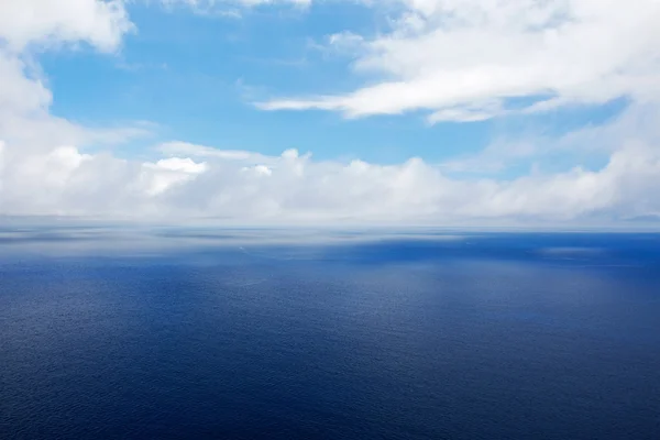 Mar azul e céu nublado — Fotografia de Stock