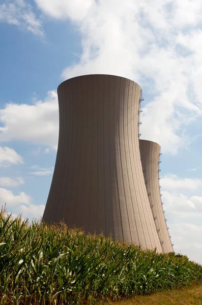 Campo di mais contro la centrale nucleare — Foto Stock