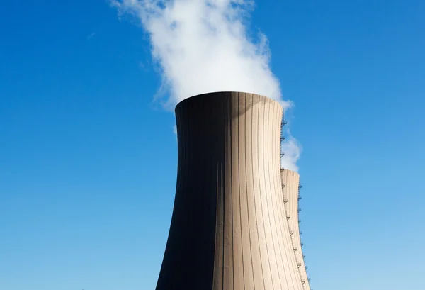 Torri di raffreddamento della centrale nucleare contro il cielo blu — Foto Stock