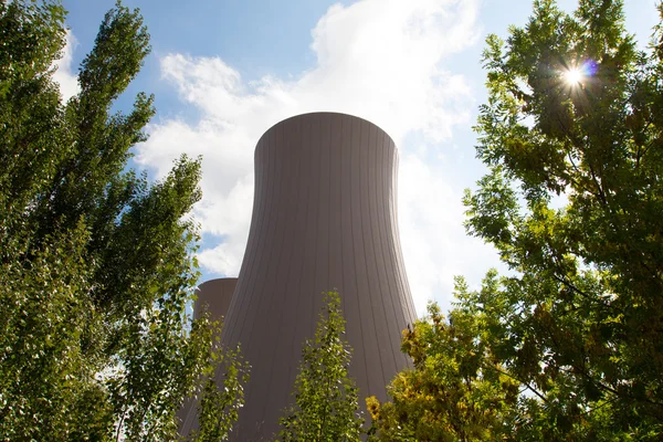 Ramas de árboles verdes contra central nuclear — Foto de Stock