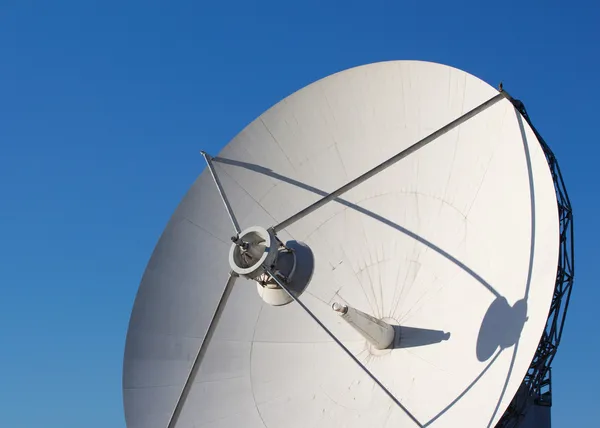 Radio telescope against t blue sky — Stock Photo, Image