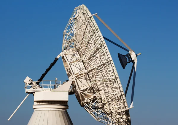 Radiotélescope contre le ciel bleu — Photo