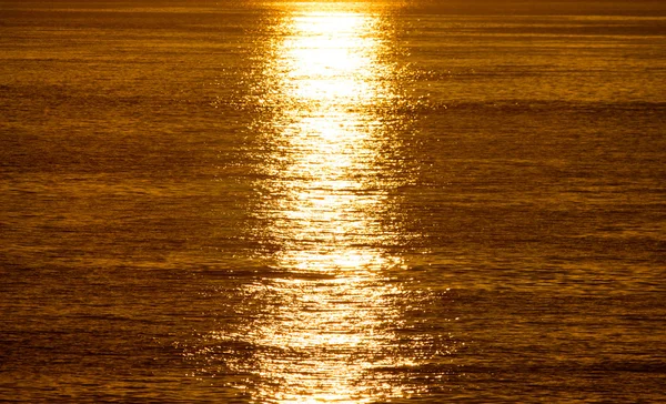 Sunrise és a napsütés, a tenger felett — Stock Fotó