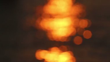 deniz suyuna yansıyan güneş kamaşma bokeh