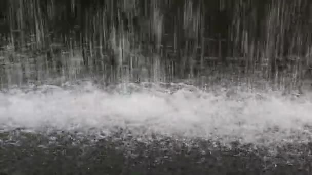 Kaskády vody na hladině rybníka — Stock video