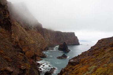 Deniz sis ve madeira Adası olan kayalıklarla