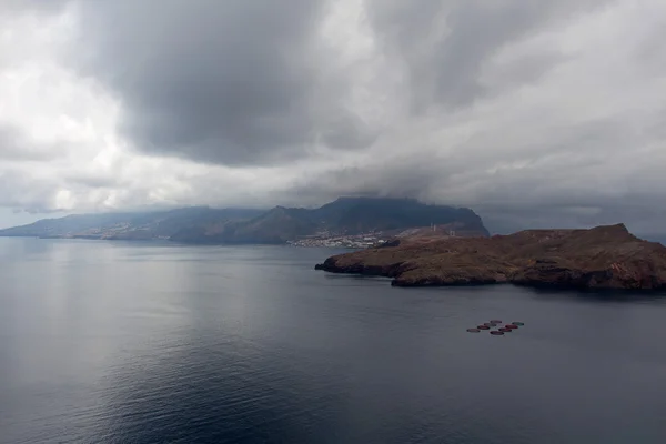 Nevoeiro do mar e promontórios da ilha Madeira — Fotografia de Stock