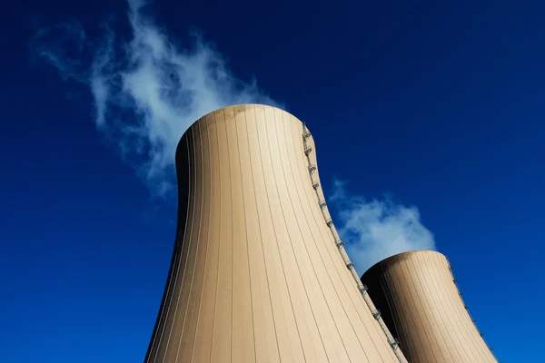 Torres de refrigeración de la central nuclear contra el cielo azul — Foto de Stock