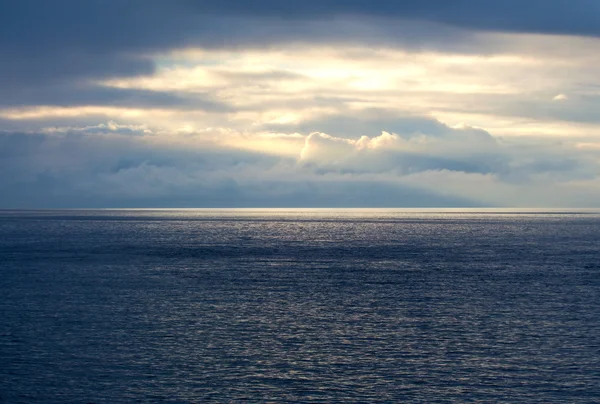Morze i pochmurne niebo — Zdjęcie stockowe