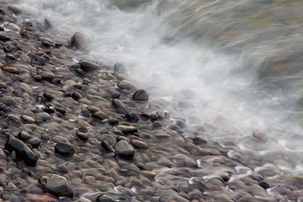 Kust stenen en de zee golven — Stockfoto