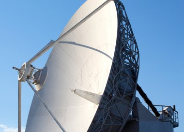 Mavi gökyüzü karşı beyaz radyo teleskop