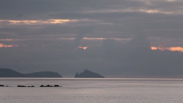 Wieczorem morza i latarni morskiej, w odległości — Wideo stockowe