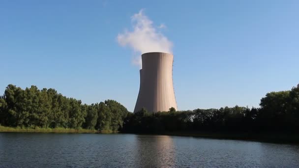 Estanque de verano contra central nuclear — Vídeos de Stock