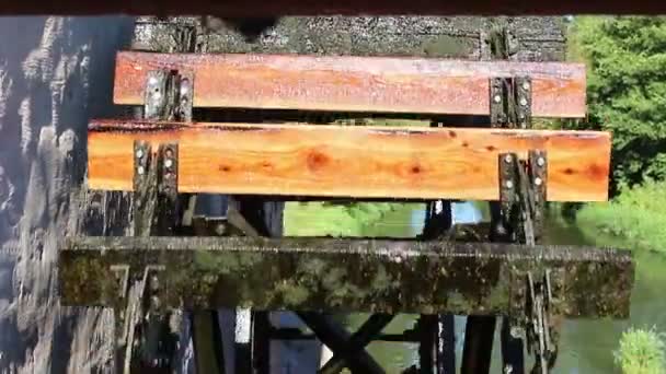 Watermill güneş altında Nehri üzerinde — Stok video
