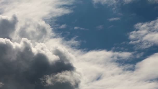 Cielo y nubes a la luz del sol — Vídeo de stock