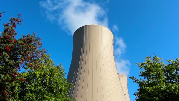 Rami di alberi verdi contro la centrale nucleare — Video Stock