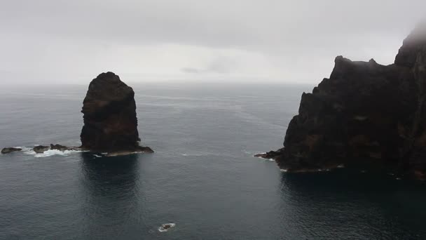 Черные скалы в море — стоковое видео