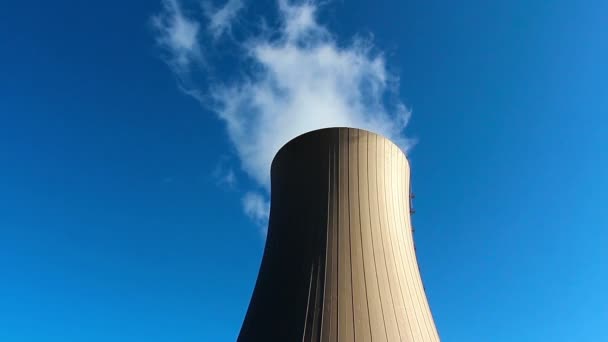 Kühlturm des Atomkraftwerks vor blauem Himmel — Stockvideo