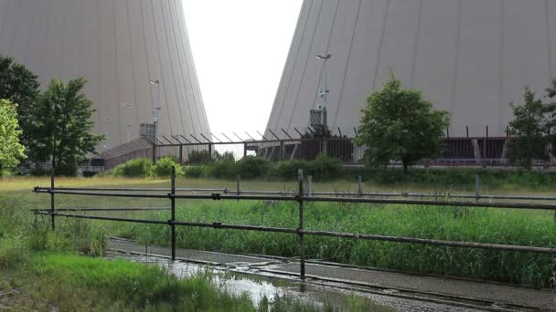 Géiser de agua contra estación nuclear — Vídeo de stock