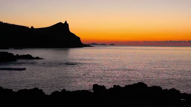 Rocas en el mar y puesta de sol — Vídeos de Stock