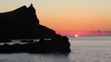 kayaların üzerinde gündoğumu ve deniz