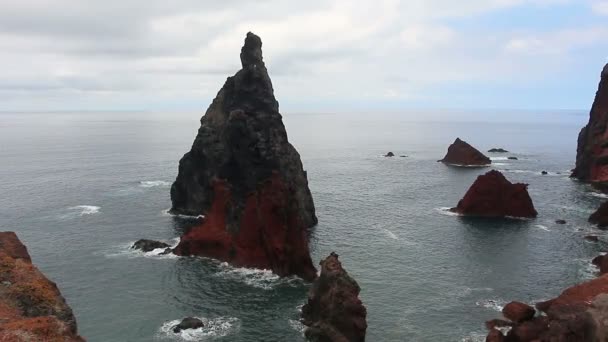 Las rocas en el mar y el surf — Vídeos de Stock