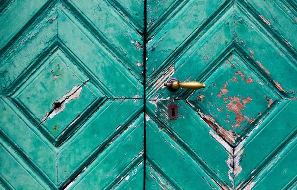 Fragmento de portas antigas e em ruínas — Fotografia de Stock