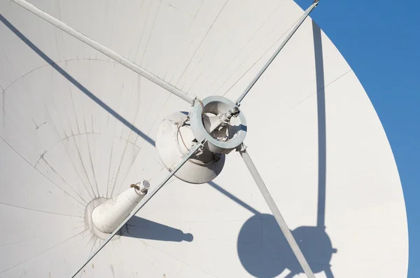 Radiotélescope contre le ciel bleu — Photo