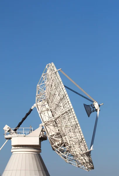 Radiotélescope contre le ciel bleu — Photo