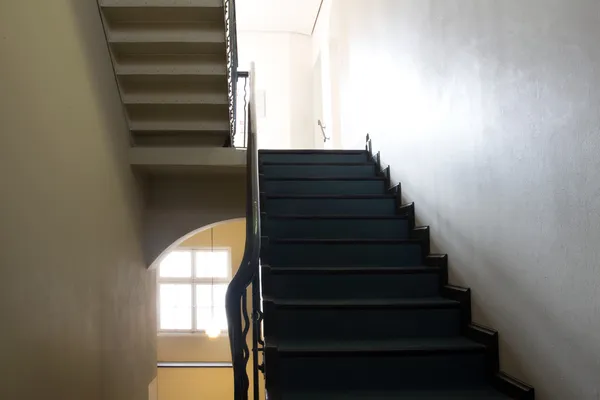 Внутрішні сходи і підлогове світло — стокове фото