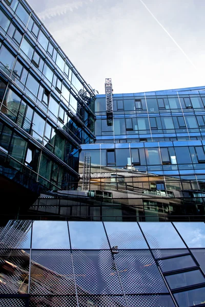 Edificio arquitectónico moderno contra el cielo — Foto de Stock