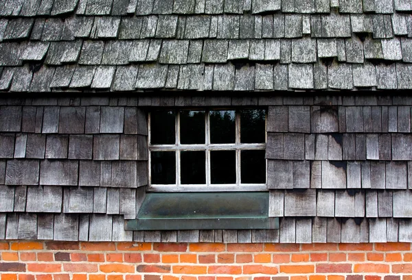 Het venster in een tegel und bakstenen muur — Stockfoto