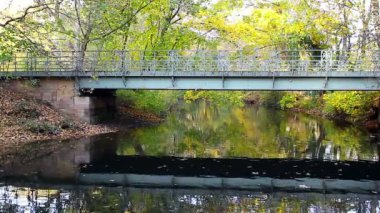 Sonbahar ile bir köprü Nehri üzerinde