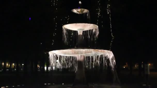 Fuente en la noche en iluminación de luz — Vídeo de stock