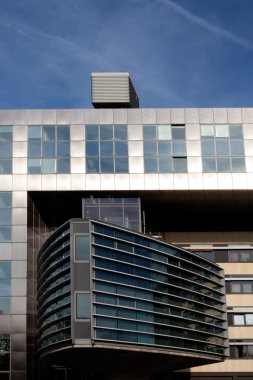 Metalik modern mimarinin mavi gökyüzü