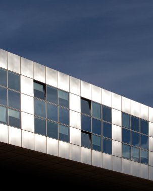 Mavi gökyüzü karşı metalik modern mimari