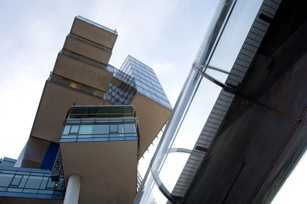 Arquitectura de vidrio moderna del edificio de oficinas contra el cielo —  Fotos de Stock