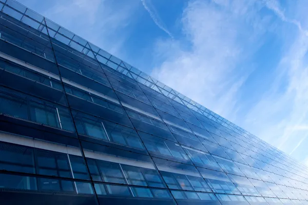 Modern cam mimari mavi gökyüzü karşı