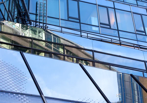 Architecture moderne en verre de l'immeuble de bureaux — Photo