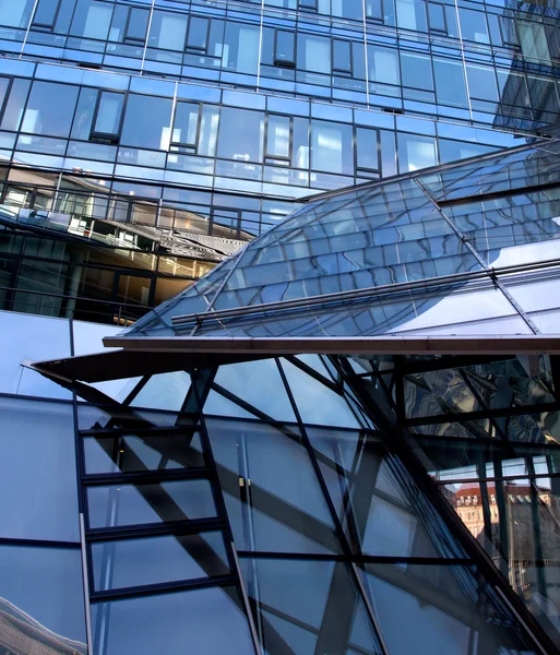 Arquitectura de vidrio moderna del edificio de oficinas — Foto de Stock