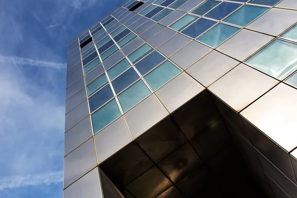 The modern metallic architecture against a blue sky — Stock Photo, Image