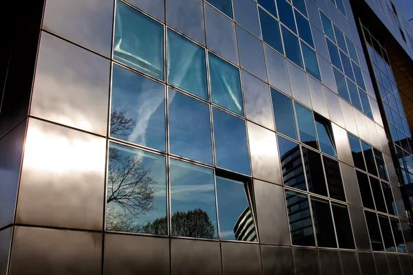 The reflection in modern metallic architecture — Stock Photo, Image