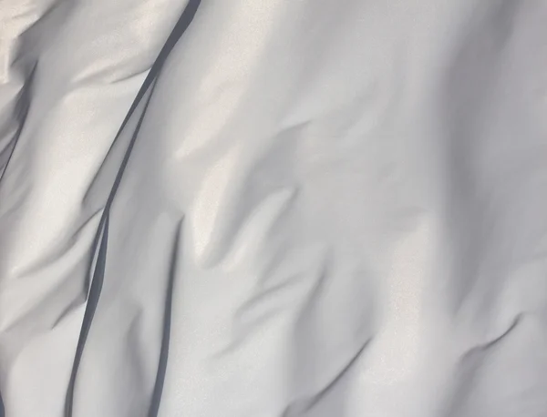 Rüzgar güneş ışığı altında beyaz kumaş — Stok fotoğraf
