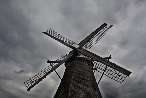 Mulino a vento contro un cielo grigio — Foto Stock