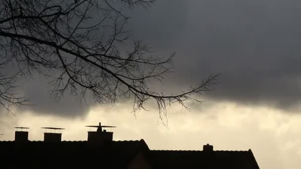 Donkere wolken in de hemel en daken — Stockvideo