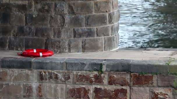 Lifebuoy taş köprü altında — Stok video