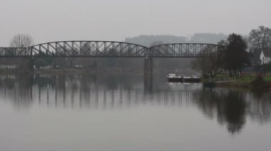 Nehir üzerindeki demiryolu köprüsü