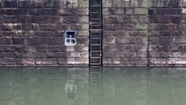 Flusswasser an der Steinmauer — Stockvideo